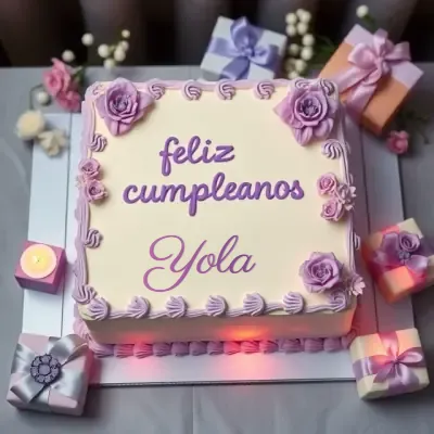 círculo elegante con crema blanca, bordes y rosas violetas en relieve, con el nombre en el centro rodeado de pequeñas cajas de regalo en tonos violeta, plateado y rosa, velas encendidas. El nombre Yola está escrito en el diseño.