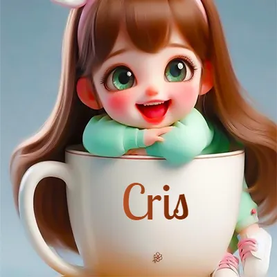 Una niña pequeña con rasgos de dibujos animados, ojos verdes grandes y cabello castaño largo, asoma con una sonrisa amplia dentro de una taza de cerámica blanca grande, apoyando sus manitas en el borde de la taza con un fondo azul claro y tranquilo. El nombre Cris aparece en el centro de la taza de cerámica blanca.