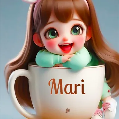 Una niña pequeña con rasgos de dibujos animados, ojos verdes grandes y cabello castaño largo, asoma con una sonrisa amplia dentro de una taza de cerámica blanca grande, apoyando sus manitas en el borde de la taza con un fondo azul claro y tranquilo. El nombre Mari aparece en el centro de la taza de cerámica blanca.