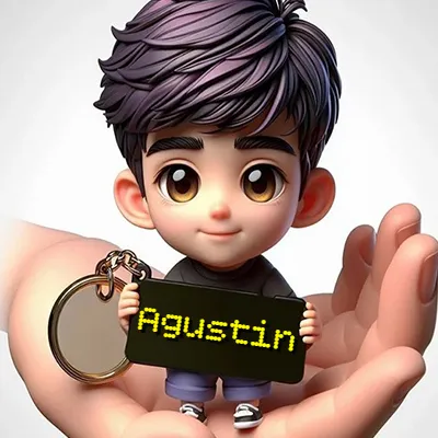 Personaje Chibi de un niño con cabello morado abundante y ojos marrones brillantes, de pie sobre la palma de una mano humana, sosteniendo una pizarra negra rectangular unida a un llavero dorado. El nombre Agustin aparece con puntos amarillos luminosos en la pizarra negra.