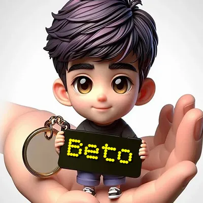 Muñeca Chibi de niño apuesto con cabello morado, parado sobre una palma humana, sosteniendo una pizarra negra pequeña como medalla con el nombre. - Beto