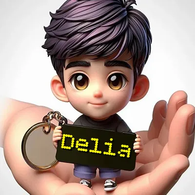 Muñeca Chibi de niño apuesto con cabello morado, parado sobre una palma humana, sosteniendo una pizarra negra pequeña como medalla con el nombre. - Delia