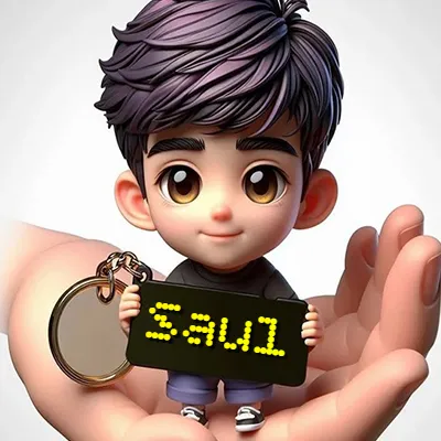 Personaje Chibi de un niño con cabello morado abundante y ojos marrones brillantes, de pie sobre la palma de una mano humana, sosteniendo una pizarra negra rectangular unida a un llavero dorado. El nombre Saul aparece con puntos amarillos luminosos en la pizarra negra.