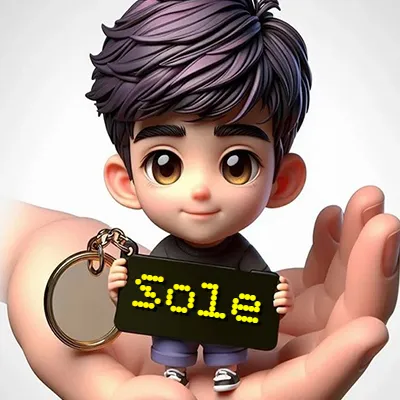 Personaje Chibi de un niño con cabello morado abundante y ojos marrones brillantes, de pie sobre la palma de una mano humana, sosteniendo una pizarra negra rectangular unida a un llavero dorado. El nombre Sole aparece con puntos amarillos luminosos en la pizarra negra.