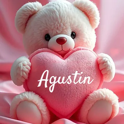 Osito de peluche polar de color crema, muy suave, sentado sobre pliegues de raso rosa brillante. Abraza un gran corazón de felpa rosa lleno de calidez. El nombre Agustin aparece en letra cursiva en el centro del corazón rosa grande.