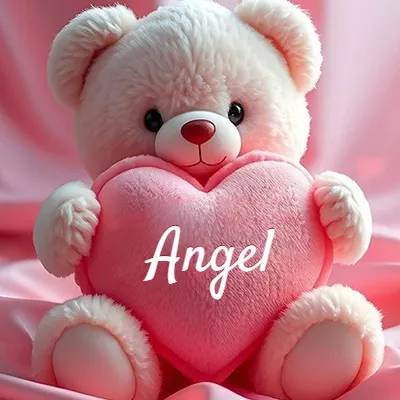 Osito de peluche polar de color crema, muy suave, sentado sobre pliegues de raso rosa brillante. Abraza un gran corazón de felpa rosa lleno de calidez. El nombre Angel aparece en letra cursiva en el centro del corazón rosa grande.