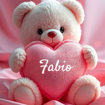 Osito de peluche polar de color crema, muy suave, sentado sobre pliegues de raso rosa brillante. Abraza un gran corazón de felpa rosa lleno de calidez. El nombre Fabio aparece en letra cursiva en el centro del corazón rosa grande.