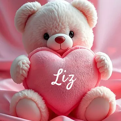 Osito de peluche polar de color crema, muy suave, sentado sobre pliegues de raso rosa brillante. Abraza un gran corazón de felpa rosa lleno de calidez. El nombre Liz aparece en letra cursiva en el centro del corazón rosa grande.