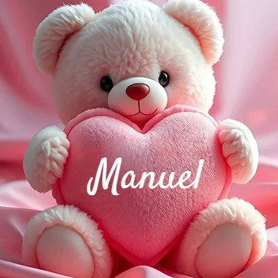 Osito de peluche polar de color crema, muy suave, sentado sobre pliegues de raso rosa brillante. Abraza un gran corazón de felpa rosa lleno de calidez. El nombre Manuel aparece en letra cursiva en el centro del corazón rosa grande.