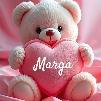 Osito de peluche polar de color crema, muy suave, sentado sobre pliegues de raso rosa brillante. Abraza un gran corazón de felpa rosa lleno de calidez. El nombre Marga aparece en letra cursiva en el centro del corazón rosa grande.