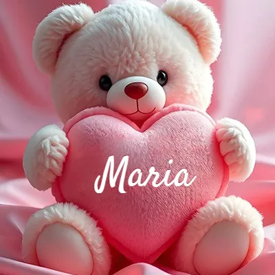 Osito de peluche polar de color crema, muy suave, sentado sobre pliegues de raso rosa brillante. Abraza un gran corazón de felpa rosa lleno de calidez. El nombre Maria aparece en letra cursiva en el centro del corazón rosa grande.
