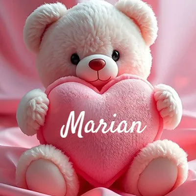 Osito de peluche polar de color crema, muy suave, sentado sobre pliegues de raso rosa brillante. Abraza un gran corazón de felpa rosa lleno de calidez. El nombre Marian aparece en letra cursiva en el centro del corazón rosa grande.