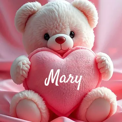 Osito de peluche polar de color crema, muy suave, sentado sobre pliegues de raso rosa brillante. Abraza un gran corazón de felpa rosa lleno de calidez. El nombre Mary aparece en letra cursiva en el centro del corazón rosa grande.