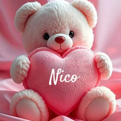 Osito de peluche polar de color crema, muy suave, sentado sobre pliegues de raso rosa brillante. Abraza un gran corazón de felpa rosa lleno de calidez. El nombre Nico aparece en letra cursiva en el centro del corazón rosa grande.
