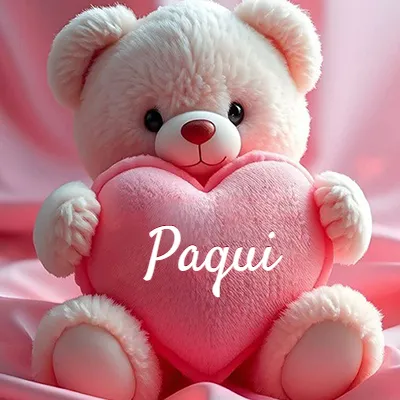 Osito de peluche polar de color crema, muy suave, sentado sobre pliegues de raso rosa brillante. Abraza un gran corazón de felpa rosa lleno de calidez. El nombre Paqui aparece en letra cursiva en el centro del corazón rosa grande.