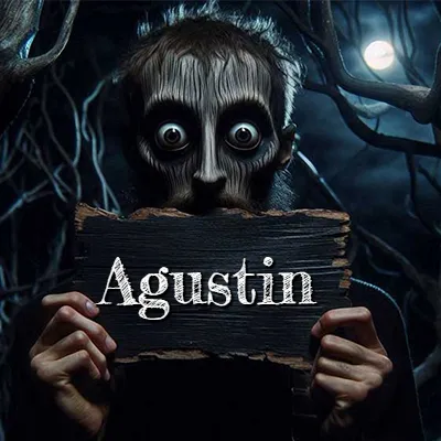 Obra de arte de terror fantástico: un rostro misterioso con ojos saltones y grandes rodeados de sombras oscuras y arrugas similares a corteza. Sostiene una pieza de madera vieja y quemada en un bosque nocturno bajo la luna. El nombre Agustin aparece en letras blancas clásicas en la tabla de madera quemada.