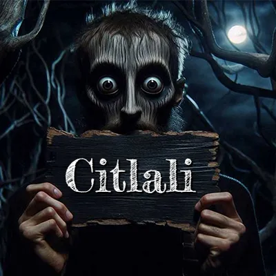 Figura surrealista de rostro pálido con ojos muy saltones en un bosque oscuro, sosteniendo un trozo de madera negra cubriendo su boca bajo la luz de la luna. - Citlali