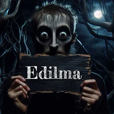Figura surrealista de rostro pálido con ojos muy saltones en un bosque oscuro, sosteniendo un trozo de madera negra cubriendo su boca bajo la luz de la luna. - Edilma