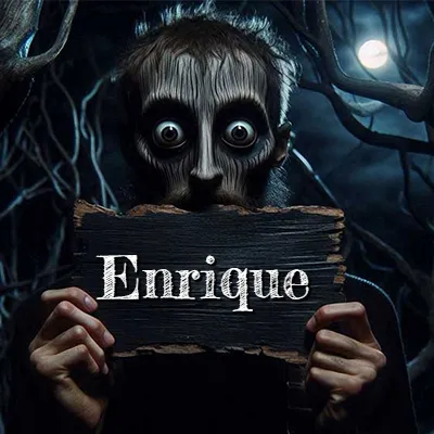 Figura surrealista de rostro pálido con ojos muy saltones en un bosque oscuro, sosteniendo un trozo de madera negra cubriendo su boca bajo la luz de la luna. - Enrique