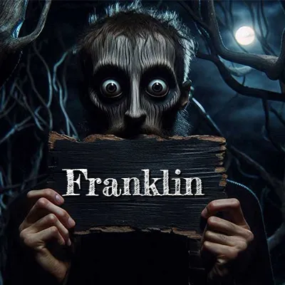 Figura surrealista de rostro pálido con ojos muy saltones en un bosque oscuro, sosteniendo un trozo de madera negra cubriendo su boca bajo la luz de la luna. - Franklin
