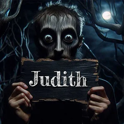 Figura surrealista de rostro pálido con ojos muy saltones en un bosque oscuro, sosteniendo un trozo de madera negra cubriendo su boca bajo la luz de la luna. - Judith
