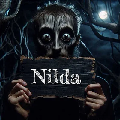 Figura surrealista de rostro pálido con ojos muy saltones en un bosque oscuro, sosteniendo un trozo de madera negra cubriendo su boca bajo la luz de la luna. - Nilda