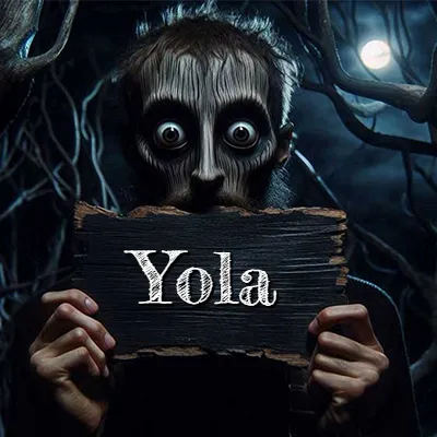Obra de arte de terror fantástico: un rostro misterioso con ojos saltones y grandes rodeados de sombras oscuras y arrugas similares a corteza. Sostiene una pieza de madera vieja y quemada en un bosque nocturno bajo la luna. El nombre Yola aparece en letras blancas clásicas en la tabla de madera quemada.