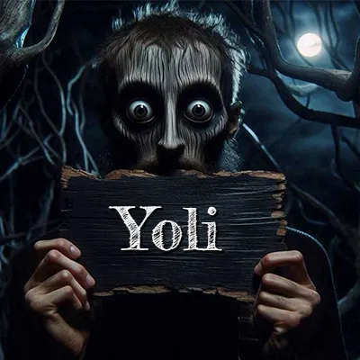 Obra de arte de terror fantástico: un rostro misterioso con ojos saltones y grandes rodeados de sombras oscuras y arrugas similares a corteza. Sostiene una pieza de madera vieja y quemada en un bosque nocturno bajo la luna. El nombre Yoli aparece en letras blancas clásicas en la tabla de madera quemada.