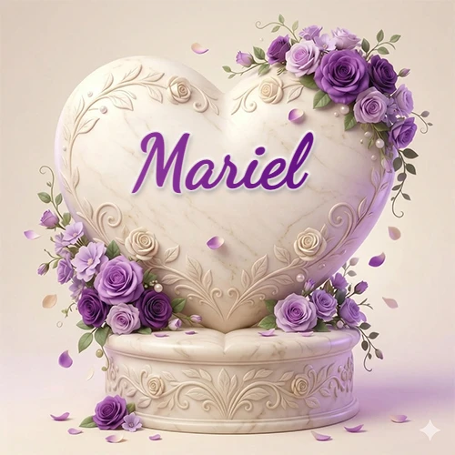 Una delicada escultura de mármol en forma de corazón blanco decorada con motivos clásicos, rodeada de orquídeas y elegantes rosas violetas de una manera artística y atractiva. El nombre Mariel está escrito en el diseño.