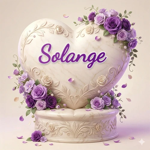 Una delicada escultura de mármol en forma de corazón blanco decorada con motivos clásicos, rodeada de orquídeas y elegantes rosas violetas de una manera artística y atractiva. El nombre Solange está escrito en el diseño.