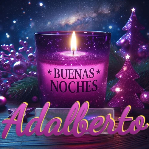 Vela morada brillante dentro de un vaso de vidrio, con la frase 'BUENAS NOCHES', rodeada de adornos festivos brillantes y pequeños árboles de Navidad bajo un cielo nocturno estrellado. El nombre aparece en un marco de vidrio transparente rectangular debajo del vaso. Nombre personalizado: Adalberto.