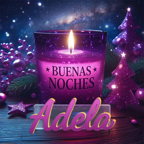 Vela morada brillante dentro de un vaso de vidrio, con la frase 'BUENAS NOCHES', rodeada de adornos festivos brillantes y pequeños árboles de Navidad bajo un cielo nocturno estrellado. El nombre aparece en un marco de vidrio transparente rectangular debajo del vaso. Nombre personalizado: Adela. Vela morada brillante dentro de un vaso de vidrio, con la frase 'BUENAS NOCHES', rodeada de adornos festivos brillantes y pequeños árboles de Navidad bajo un cielo nocturno estrellado. El nombre aparece en un marco de vidrio transparente rectangular debajo del vaso. Nombre personalizado: Adela.