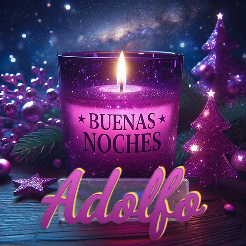 Vela morada brillante dentro de un vaso de vidrio, con la frase 'BUENAS NOCHES', rodeada de adornos festivos brillantes y pequeños árboles de Navidad bajo un cielo nocturno estrellado. El nombre aparece en un marco de vidrio transparente rectangular debajo del vaso. Nombre personalizado: Adolfo.