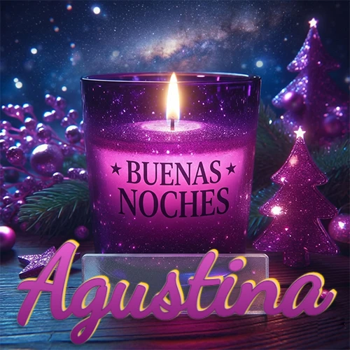 Vela morada brillante dentro de un vaso de vidrio, con la frase 'BUENAS NOCHES', rodeada de adornos festivos brillantes y pequeños árboles de Navidad bajo un cielo nocturno estrellado. El nombre aparece en un marco de vidrio transparente rectangular debajo del vaso. Nombre personalizado: Agustina.