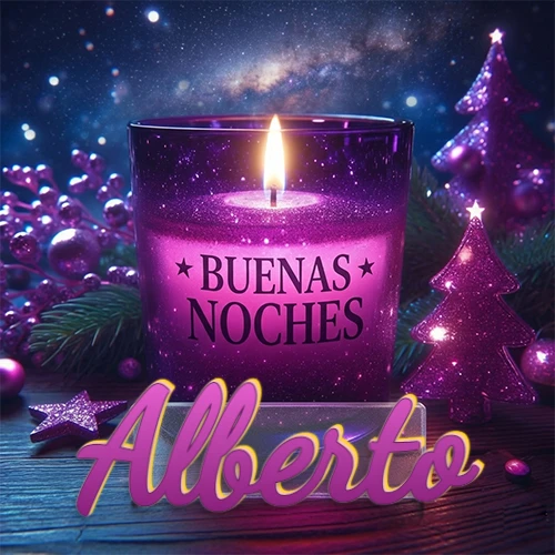 Vela morada brillante dentro de un vaso de vidrio, con la frase 'BUENAS NOCHES', rodeada de adornos festivos brillantes y pequeños árboles de Navidad bajo un cielo nocturno estrellado. El nombre aparece en un marco de vidrio transparente rectangular debajo del vaso. Nombre personalizado: Alberto.