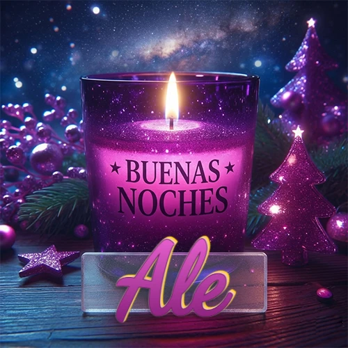 Vela morada brillante dentro de un vaso de vidrio, con la frase 'BUENAS NOCHES', rodeada de adornos festivos brillantes y pequeños árboles de Navidad bajo un cielo nocturno estrellado. El nombre aparece en un marco de vidrio transparente rectangular debajo del vaso. Nombre personalizado: Ale.