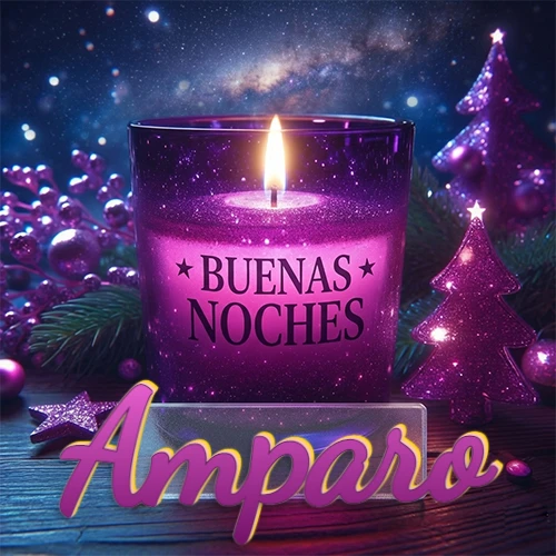 Vela morada brillante dentro de un vaso de vidrio, con la frase 'BUENAS NOCHES', rodeada de adornos festivos brillantes y pequeños árboles de Navidad bajo un cielo nocturno estrellado. El nombre aparece en un marco de vidrio transparente rectangular debajo del vaso. Nombre personalizado: Amparo. Vela morada brillante dentro de un vaso de vidrio, con la frase 'BUENAS NOCHES', rodeada de adornos festivos brillantes y pequeños árboles de Navidad bajo un cielo nocturno estrellado. El nombre aparece en un marco de vidrio transparente rectangular debajo del vaso. Nombre personalizado: Amparo.