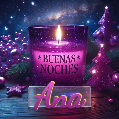 Vela morada brillante dentro de un vaso de vidrio, con la frase 'BUENAS NOCHES', rodeada de adornos festivos brillantes y pequeños árboles de Navidad bajo un cielo nocturno estrellado. El nombre aparece en un marco de vidrio transparente rectangular debajo del vaso. Nombre personalizado: Ana.