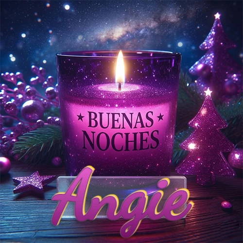 Vela morada brillante dentro de un vaso de vidrio, con la frase 'BUENAS NOCHES', rodeada de adornos festivos brillantes y pequeños árboles de Navidad bajo un cielo nocturno estrellado. El nombre aparece en un marco de vidrio transparente rectangular debajo del vaso. Nombre personalizado: Angie.