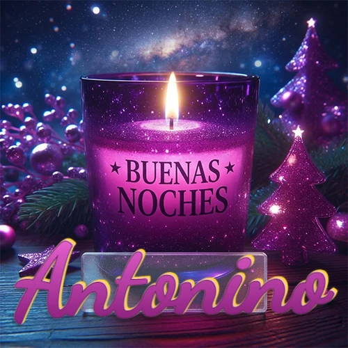 Vela morada brillante dentro de un vaso de vidrio, con la frase 'BUENAS NOCHES', rodeada de adornos festivos brillantes y pequeños árboles de Navidad bajo un cielo nocturno estrellado. El nombre aparece en un marco de vidrio transparente rectangular debajo del vaso. Nombre personalizado: Antonino. Vela morada brillante dentro de un vaso de vidrio, con la frase 'BUENAS NOCHES', rodeada de adornos festivos brillantes y pequeños árboles de Navidad bajo un cielo nocturno estrellado. El nombre aparece en un marco de vidrio transparente rectangular debajo del vaso. Nombre personalizado: Antonino.