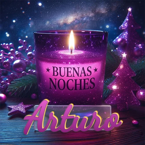 Vela morada brillante dentro de un vaso de vidrio, con la frase 'BUENAS NOCHES', rodeada de adornos festivos brillantes y pequeños árboles de Navidad bajo un cielo nocturno estrellado. El nombre aparece en un marco de vidrio transparente rectangular debajo del vaso. Nombre personalizado: Arturo. Vela morada brillante dentro de un vaso de vidrio, con la frase 'BUENAS NOCHES', rodeada de adornos festivos brillantes y pequeños árboles de Navidad bajo un cielo nocturno estrellado. El nombre aparece en un marco de vidrio transparente rectangular debajo del vaso. Nombre personalizado: Arturo.