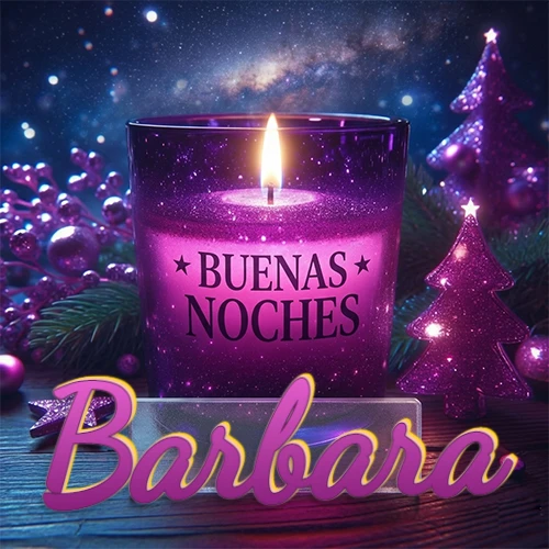 Vela morada brillante dentro de un vaso de vidrio, con la frase 'BUENAS NOCHES', rodeada de adornos festivos brillantes y pequeños árboles de Navidad bajo un cielo nocturno estrellado. El nombre aparece en un marco de vidrio transparente rectangular debajo del vaso. Nombre personalizado: Barbara.