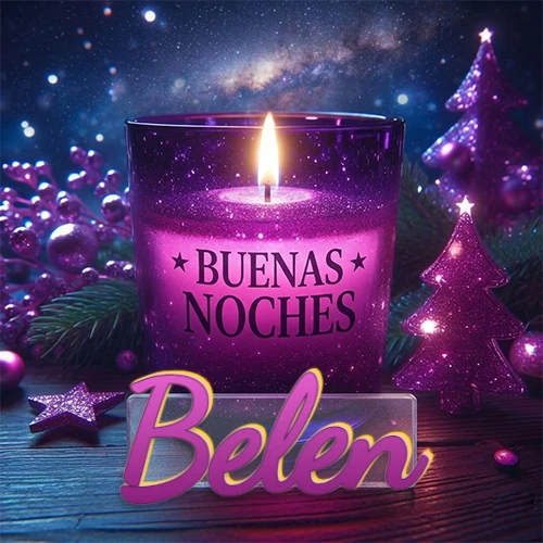 Vela morada brillante dentro de un vaso de vidrio, con la frase 'BUENAS NOCHES', rodeada de adornos festivos brillantes y pequeños árboles de Navidad bajo un cielo nocturno estrellado. El nombre aparece en un marco de vidrio transparente rectangular debajo del vaso. Nombre personalizado: Belen.