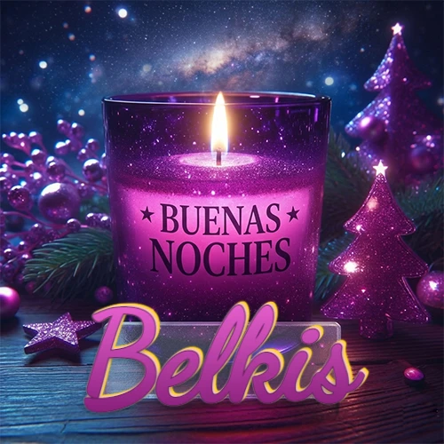 Vela morada brillante dentro de un vaso de vidrio, con la frase 'BUENAS NOCHES', rodeada de adornos festivos brillantes y pequeños árboles de Navidad bajo un cielo nocturno estrellado. El nombre aparece en un marco de vidrio transparente rectangular debajo del vaso. Nombre personalizado: Belkis.