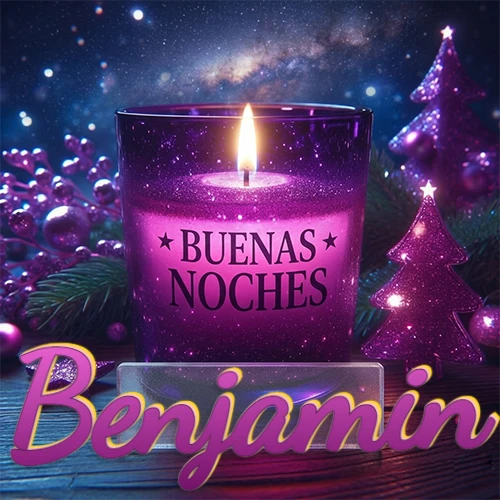 Vela morada brillante dentro de un vaso de vidrio, con la frase 'BUENAS NOCHES', rodeada de adornos festivos brillantes y pequeños árboles de Navidad bajo un cielo nocturno estrellado. El nombre aparece en un marco de vidrio transparente rectangular debajo del vaso. Nombre personalizado: Benjamin.