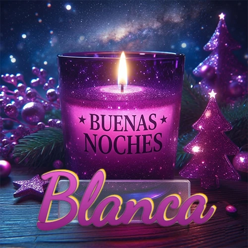 Vela morada brillante dentro de un vaso de vidrio, con la frase 'BUENAS NOCHES', rodeada de adornos festivos brillantes y pequeños árboles de Navidad bajo un cielo nocturno estrellado. El nombre aparece en un marco de vidrio transparente rectangular debajo del vaso. Nombre personalizado: Blanca. Vela morada brillante dentro de un vaso de vidrio, con la frase 'BUENAS NOCHES', rodeada de adornos festivos brillantes y pequeños árboles de Navidad bajo un cielo nocturno estrellado. El nombre aparece en un marco de vidrio transparente rectangular debajo del vaso. Nombre personalizado: Blanca.