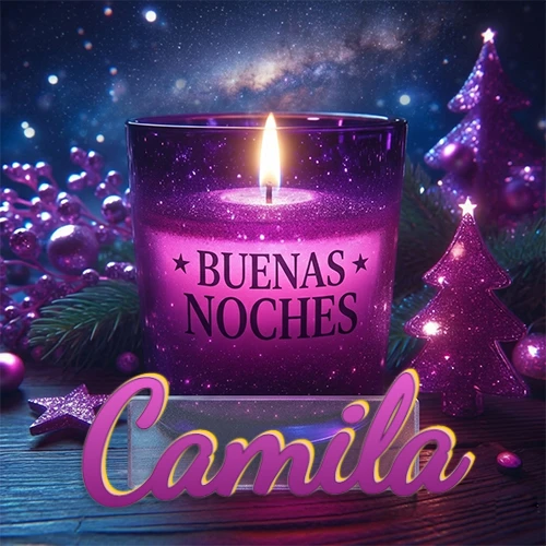 Vela morada brillante dentro de un vaso de vidrio, con la frase 'BUENAS NOCHES', rodeada de adornos festivos brillantes y pequeños árboles de Navidad bajo un cielo nocturno estrellado. El nombre aparece en un marco de vidrio transparente rectangular debajo del vaso. Nombre personalizado: Camila.