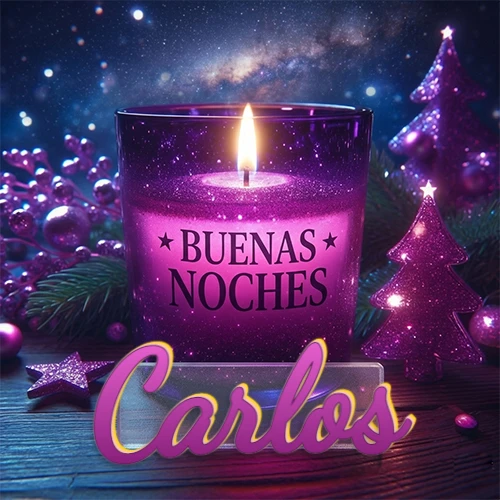 Vela morada brillante dentro de un vaso de vidrio, con la frase 'BUENAS NOCHES', rodeada de adornos festivos brillantes y pequeños árboles de Navidad bajo un cielo nocturno estrellado. El nombre aparece en un marco de vidrio transparente rectangular debajo del vaso. Nombre personalizado: Carlos.