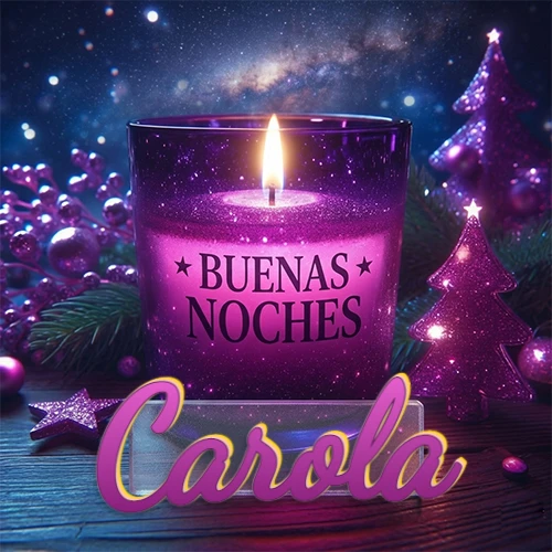 Vela morada brillante dentro de un vaso de vidrio, con la frase 'BUENAS NOCHES', rodeada de adornos festivos brillantes y pequeños árboles de Navidad bajo un cielo nocturno estrellado. El nombre aparece en un marco de vidrio transparente rectangular debajo del vaso. Nombre personalizado: Carola.