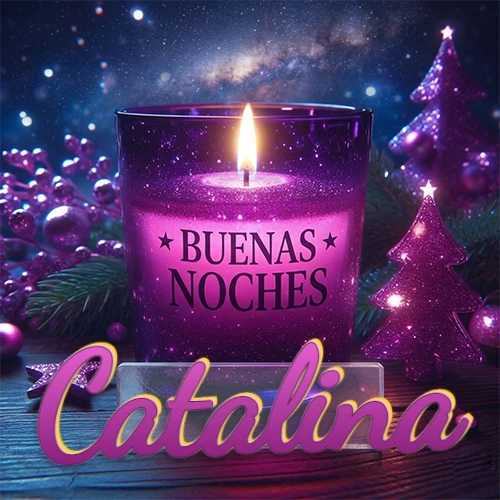Vela morada brillante dentro de un vaso de vidrio, con la frase 'BUENAS NOCHES', rodeada de adornos festivos brillantes y pequeños árboles de Navidad bajo un cielo nocturno estrellado. El nombre aparece en un marco de vidrio transparente rectangular debajo del vaso. Nombre personalizado: Catalina.